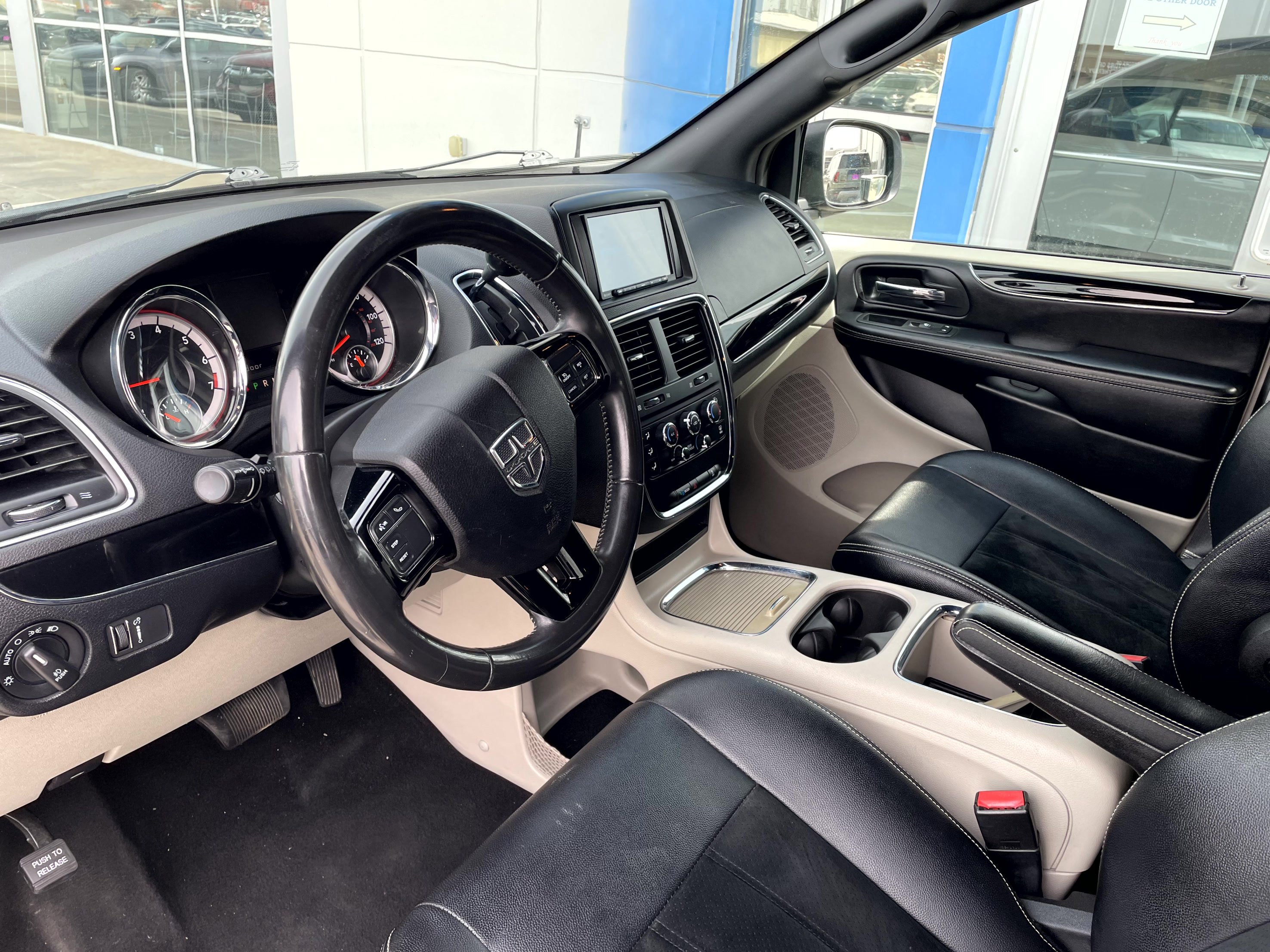 Used 2018 Dodge Grand Caravan SXT image 12