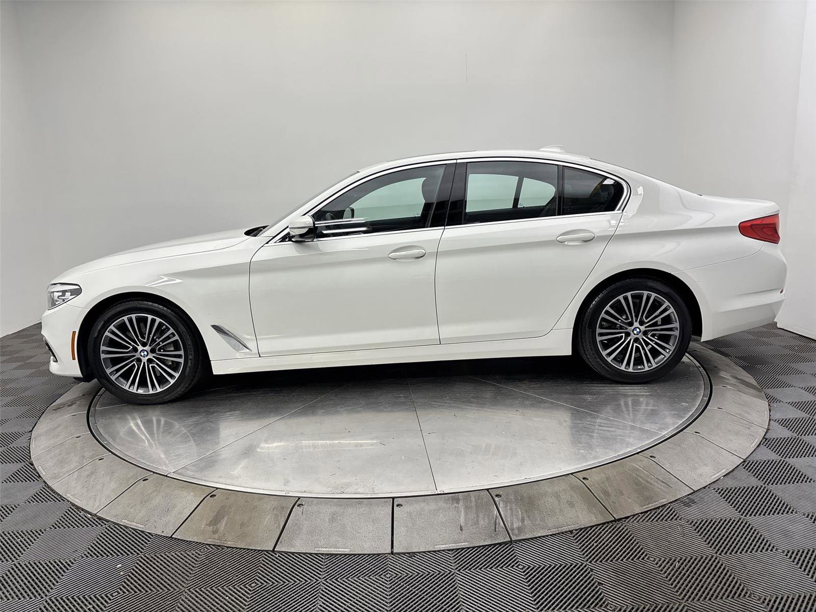 Used 2019 BMW 530i xDrive w/ Convenience Package AWD/4WD image 16