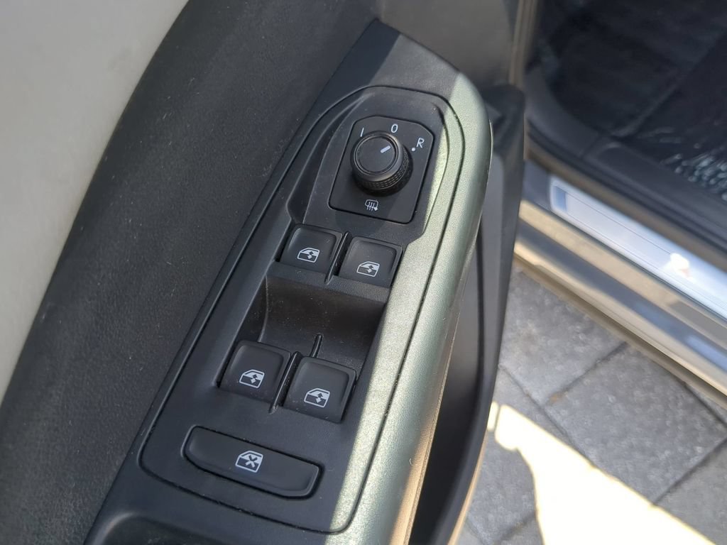 Certified 2023 Volkswagen Taos SE w/ Panoramic Sunroof Package FWD image 19