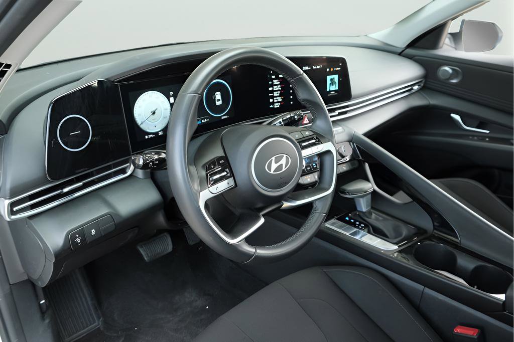 Used 2025 Hyundai Elantra SEL image 7