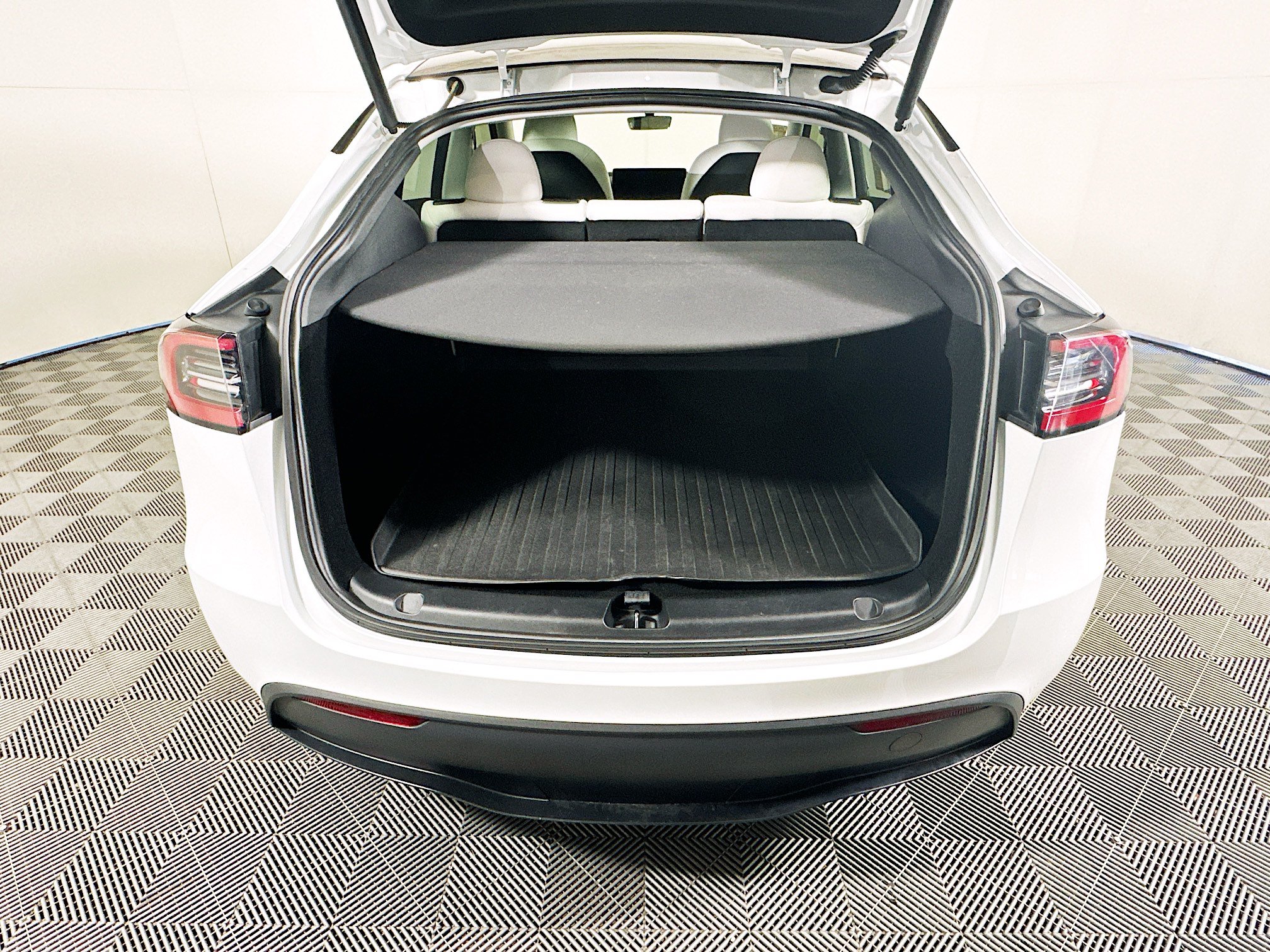 Used 2024 Tesla Model Y Long Range AWD/4WD image 30