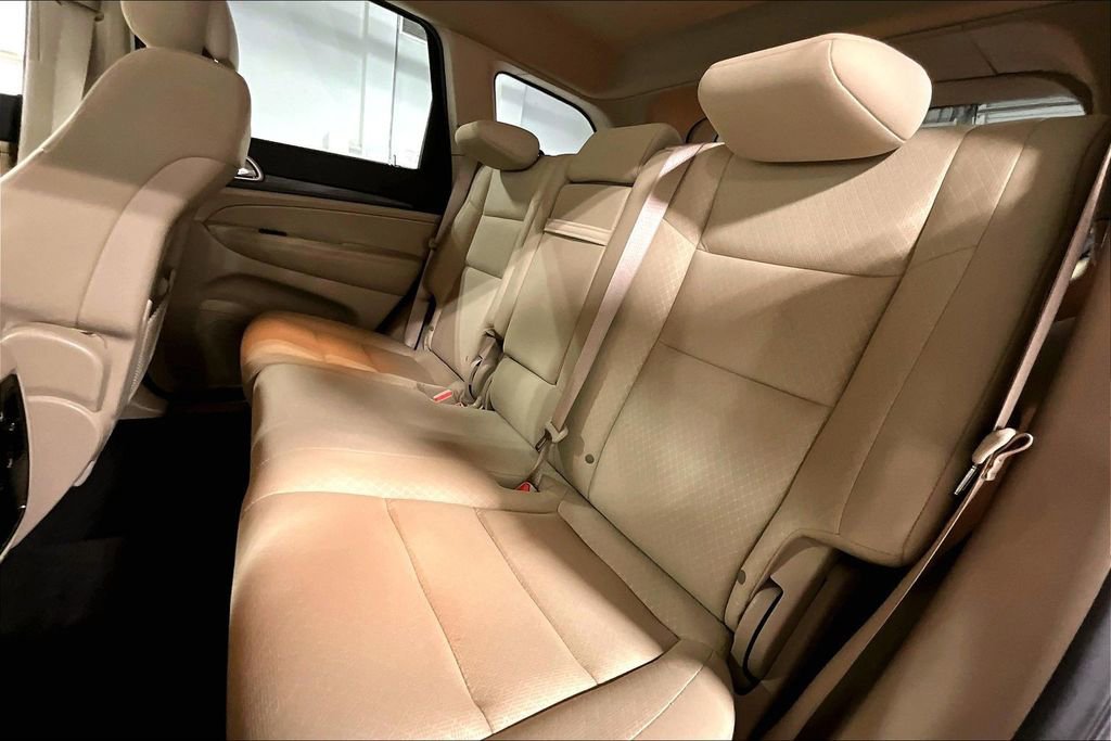 Used 2019 Jeep Grand Cherokee Laredo AWD/4WD image 35