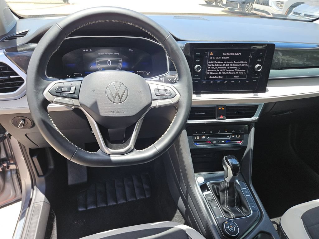 Used 2025 Volkswagen Taos SE AWD/4WD image 17