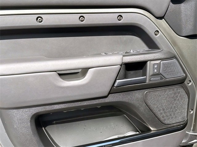 Used 2025 Land Rover Defender 110 image 15