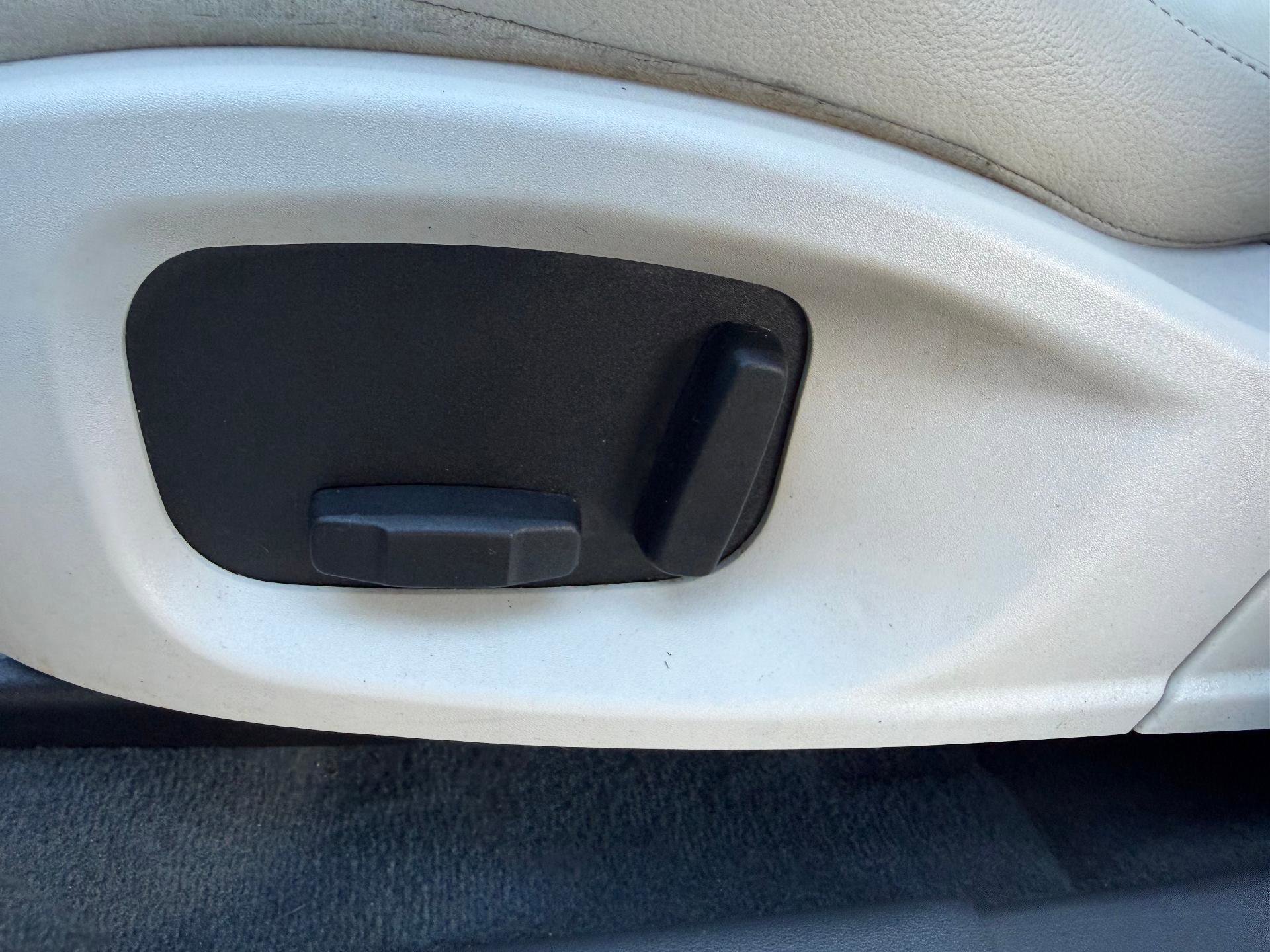 Used 2020 Jaguar E-PACE Sport Utility image 31