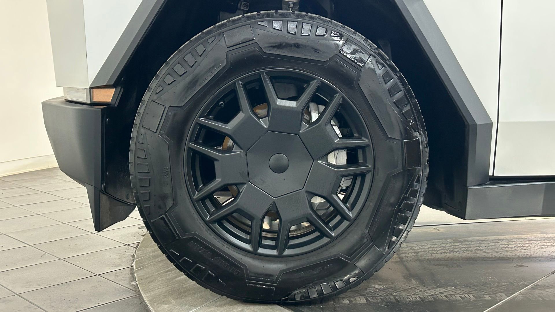 Used 2024 Tesla Cybertruck AWD Crew Cab image 22