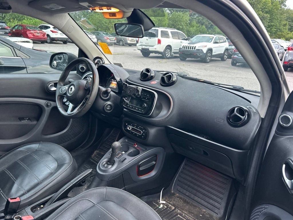 Used 2016 smart fortwo passion RWD image 14