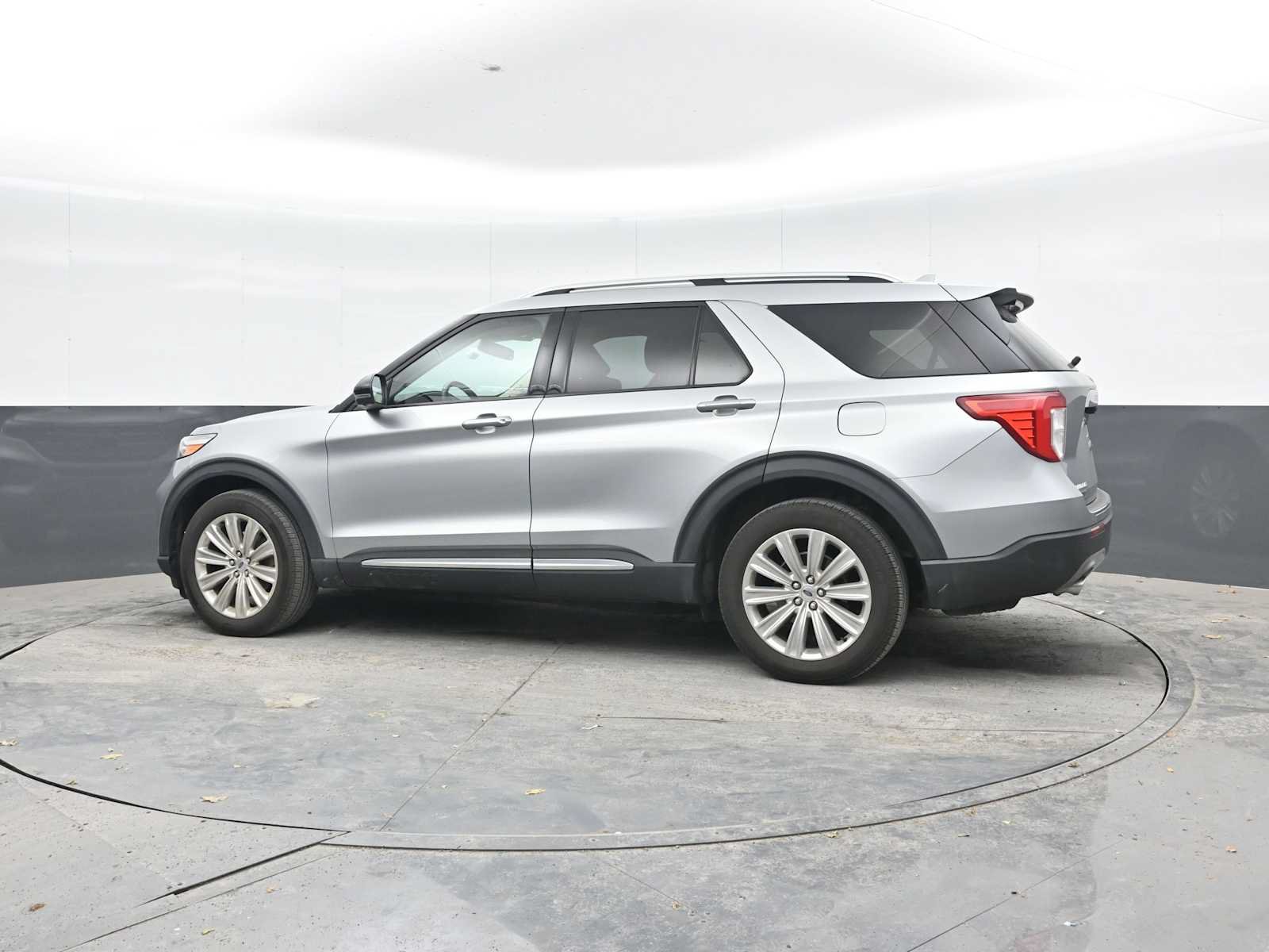 Used 2020 Ford Explorer Limited AWD/4WD image 3