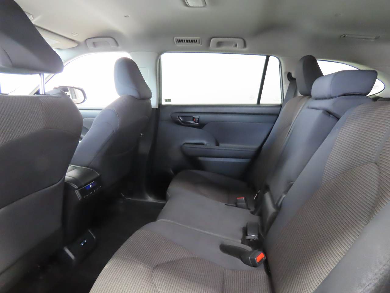 Used 2024 Toyota Highlander LE AWD/4WD image 16