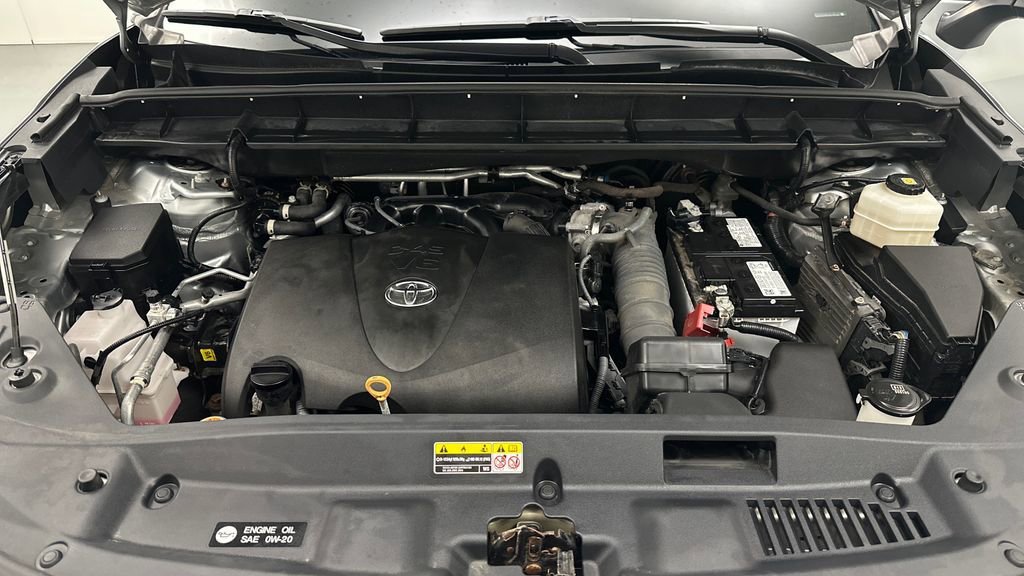 Used 2022 Toyota Highlander XLE AWD/4WD image 11