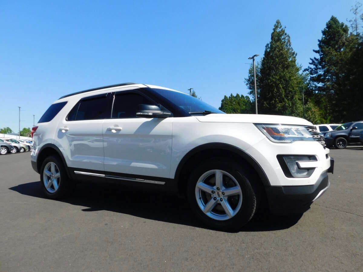 Used 2017 Ford Explorer XLT w/ Equipment Group 202A image 1