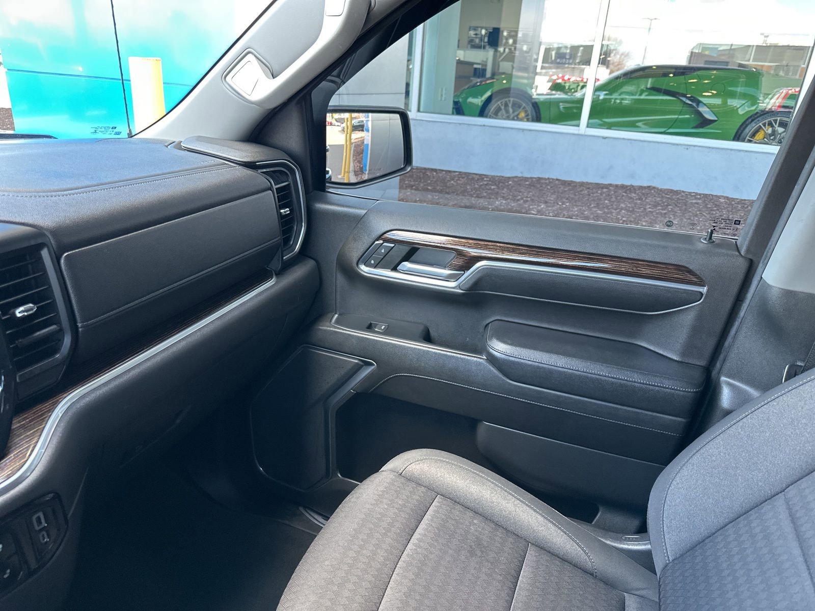 Used 2022 GMC Sierra 1500 SLE image 32