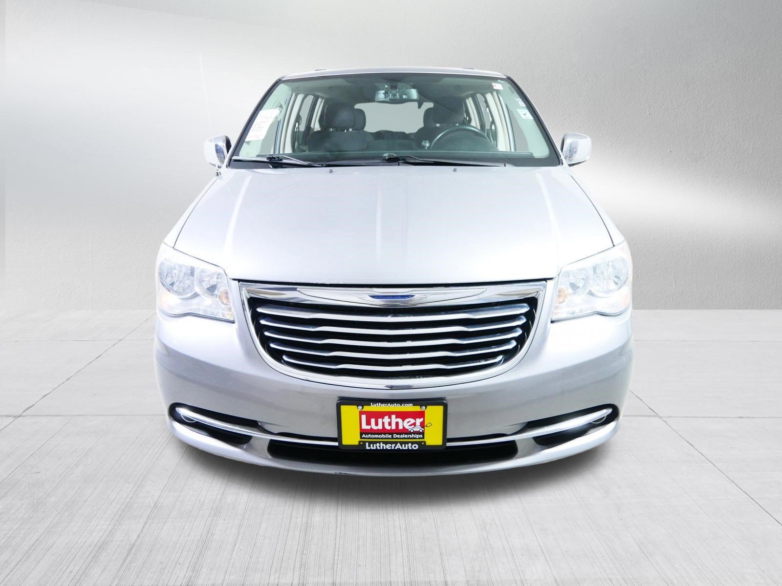 Used 2014 Chrysler Town & Country Touring-L video 2