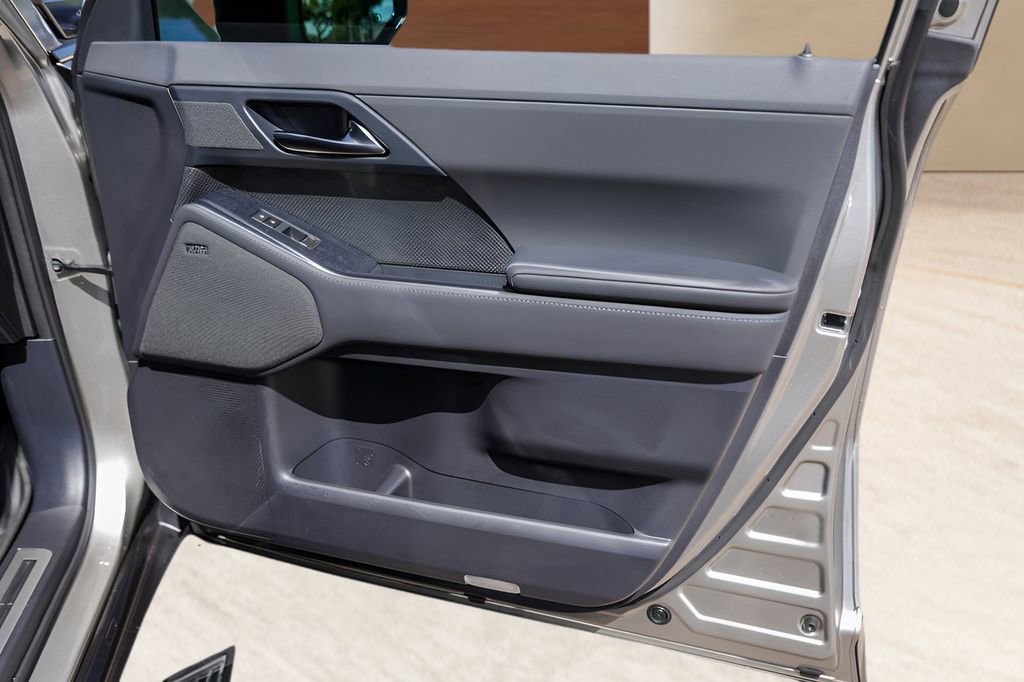 Used 2025 Lexus GX 550 w/ Accessory Package (2T) image 30