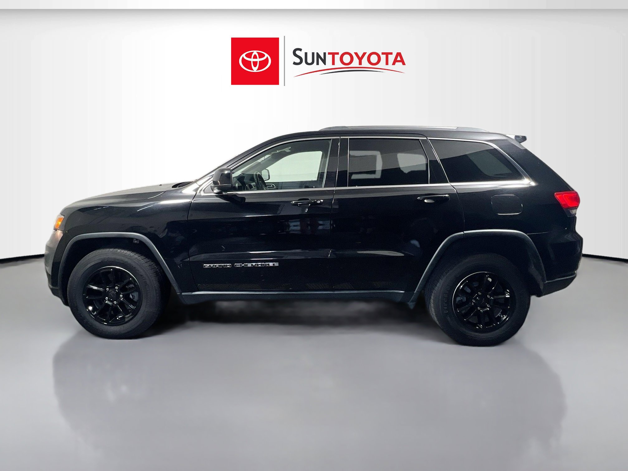 Used 2019 Jeep Grand Cherokee Laredo AWD/4WD image 7