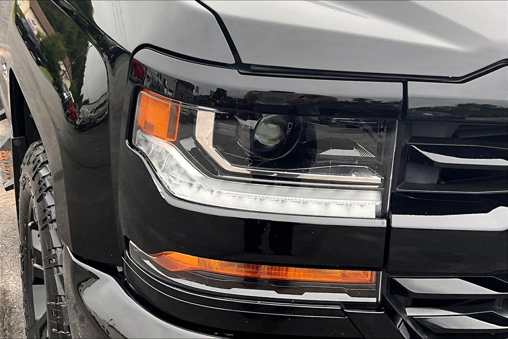 Used 2018 Chevrolet Silverado 1500 LT w/ Midnight Edition AWD/4WD image 26