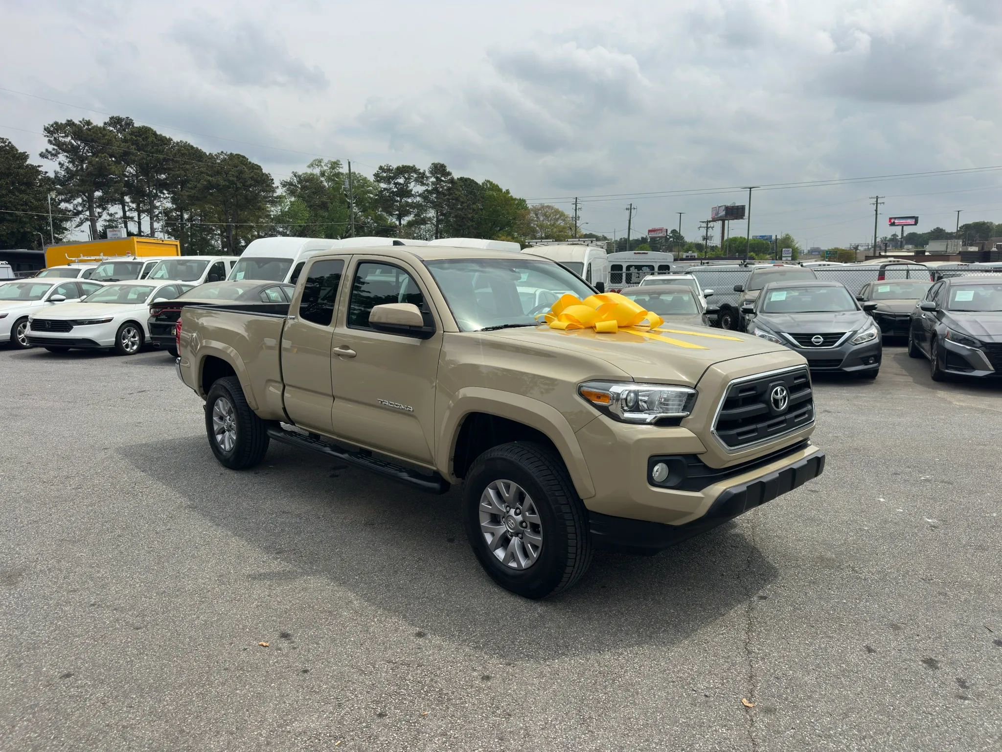Used 2016 Toyota Tacoma SR5 w/ Exterior Package AWD/4WD image 11