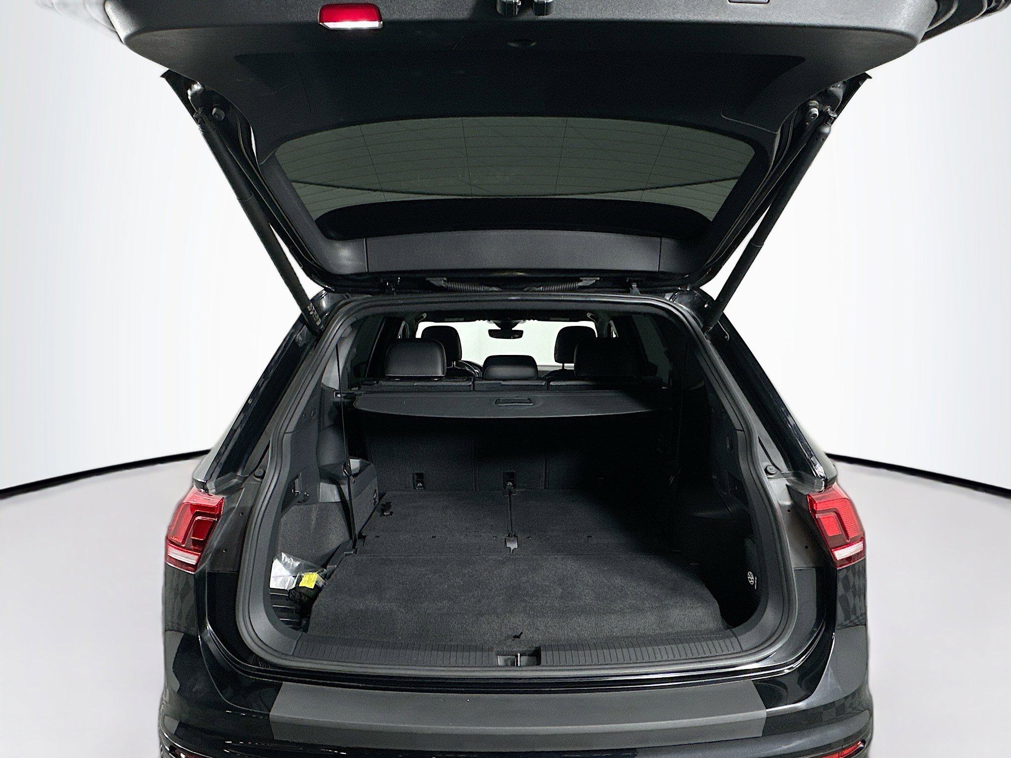 Used 2022 Volkswagen Tiguan SE R-Line image 30