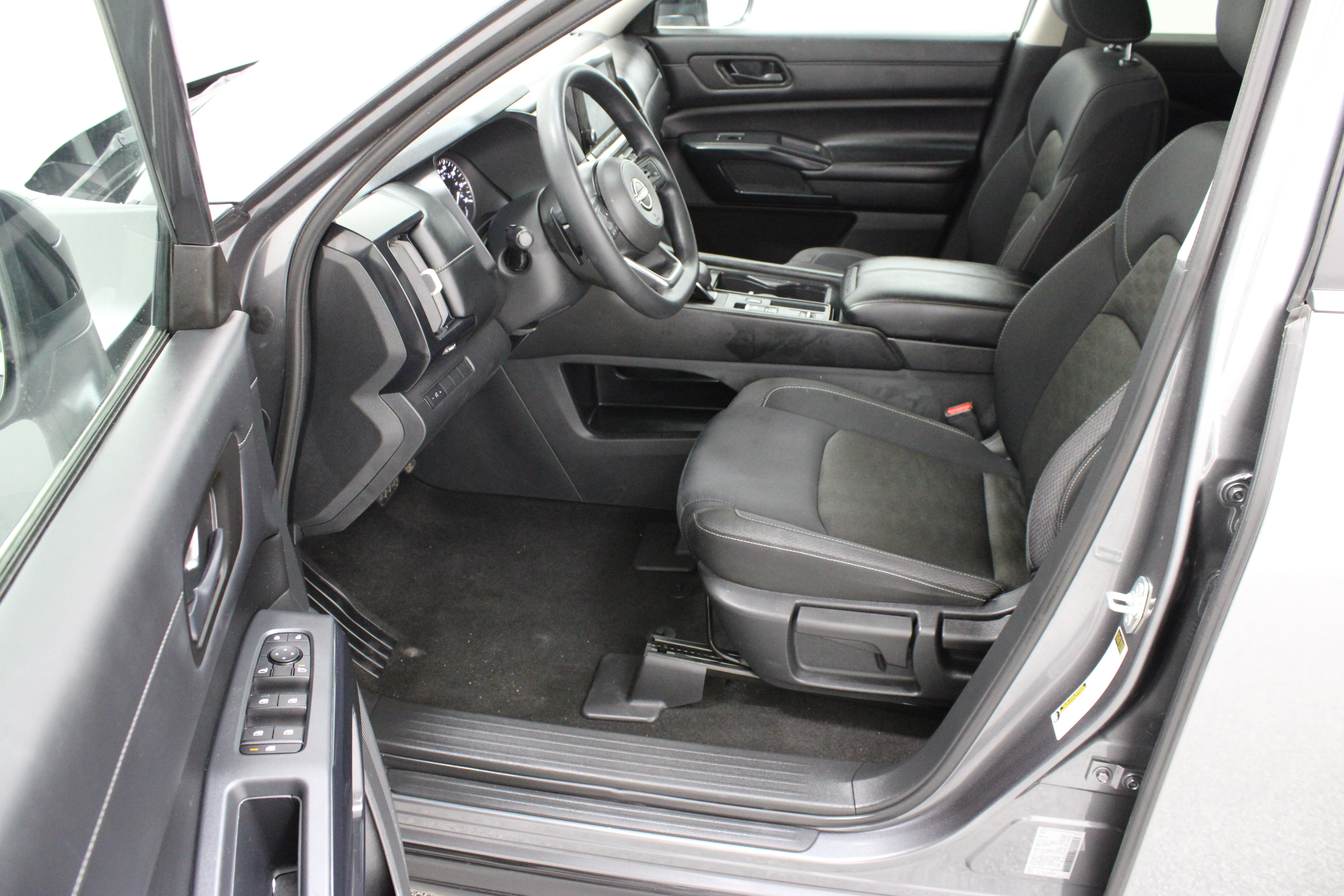 Used 2024 Nissan Pathfinder S FWD image 15