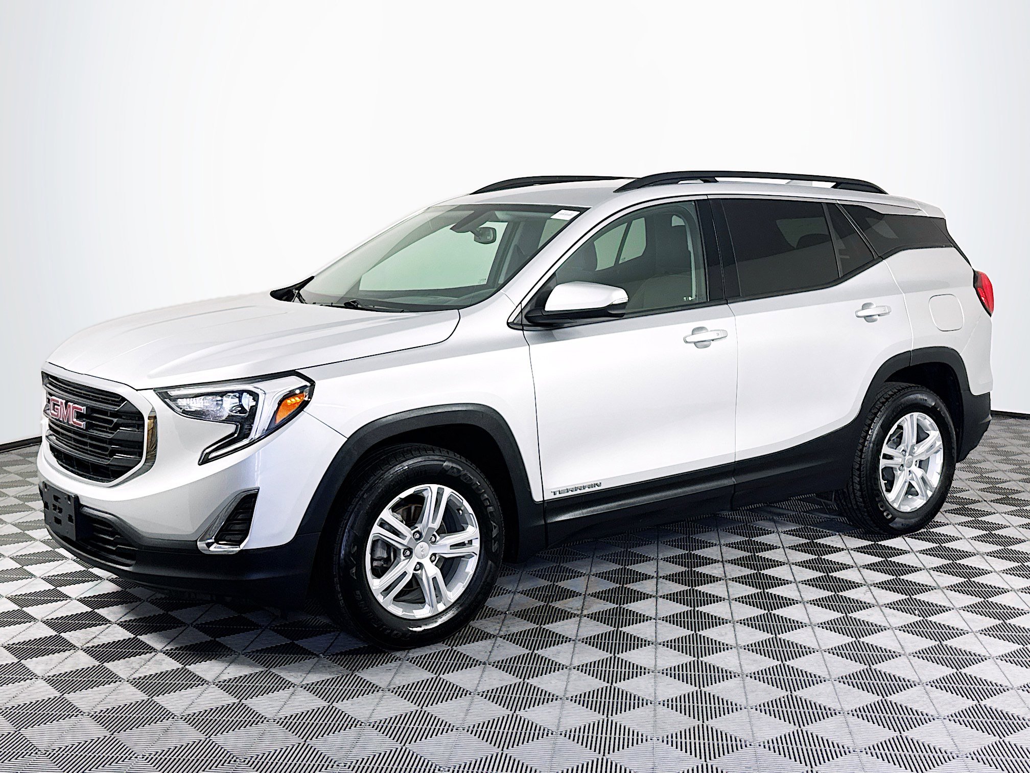 Used 2018 GMC Terrain SLE w/ Driver Convenience Package image 4