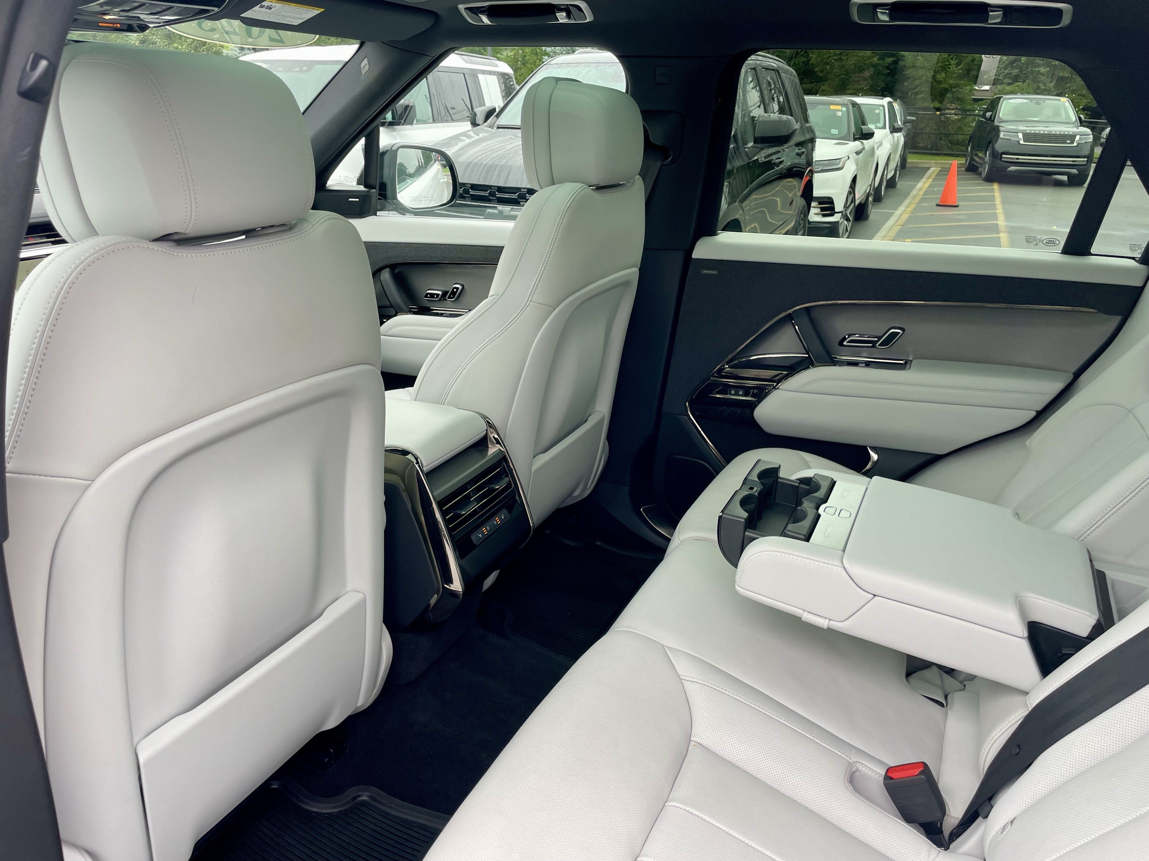 Used 2025 Land Rover Range Rover Sport SE AWD/4WD image 30