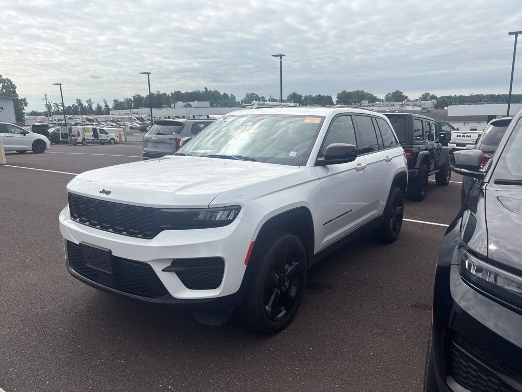 Used 2023 Jeep Grand Cherokee Altitude AWD/4WD image 4