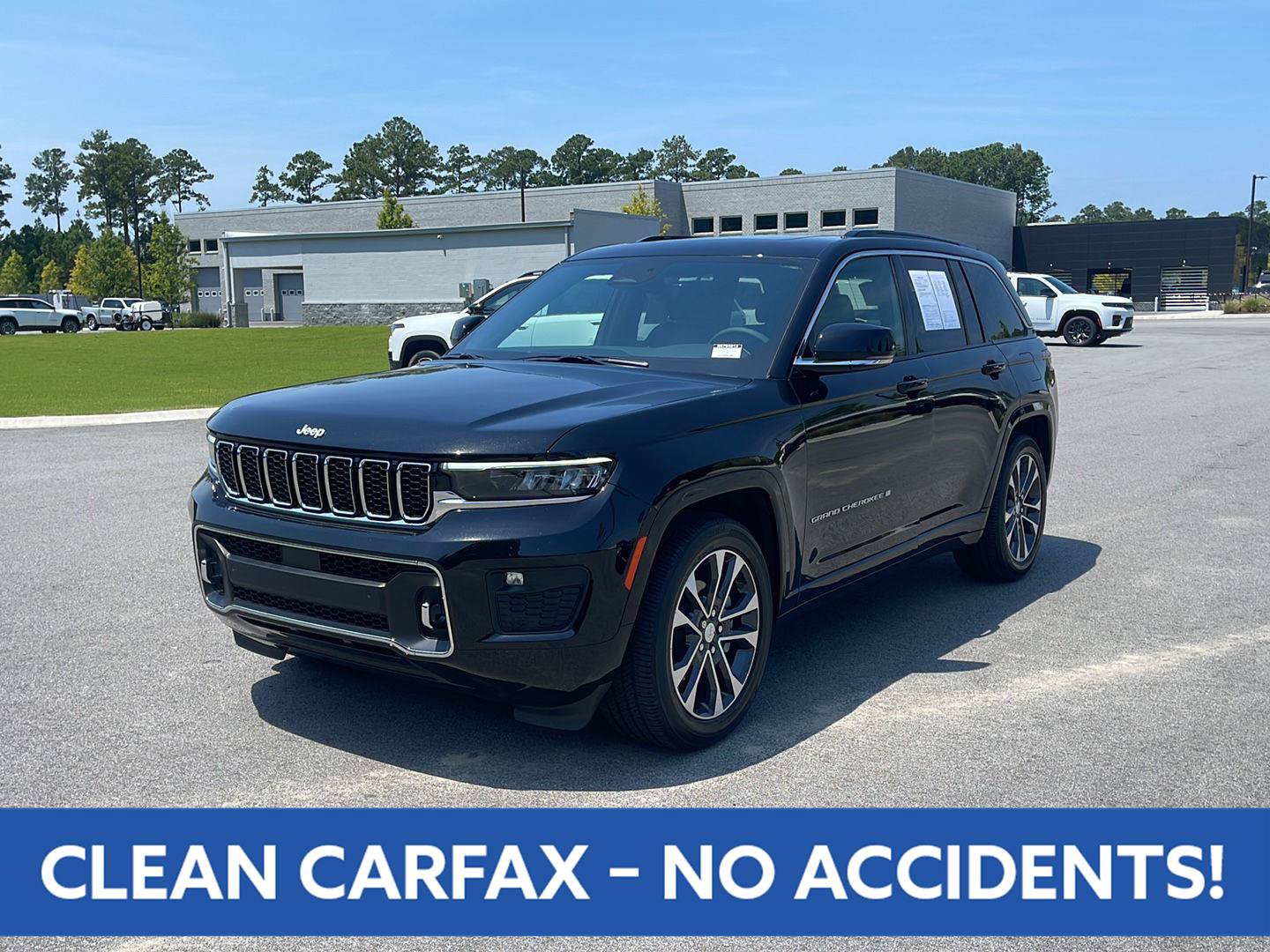 Used 2025 Jeep Grand Cherokee Overland AWD/4WD image 3