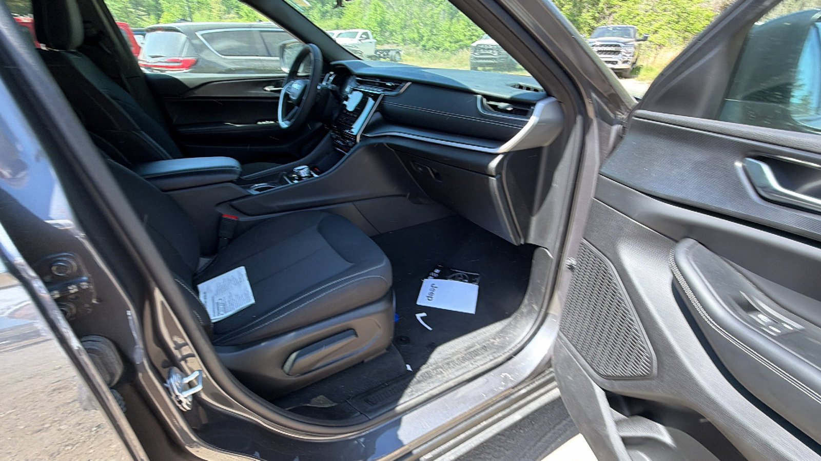 Certified 2025 Jeep Grand Cherokee Laredo image 19