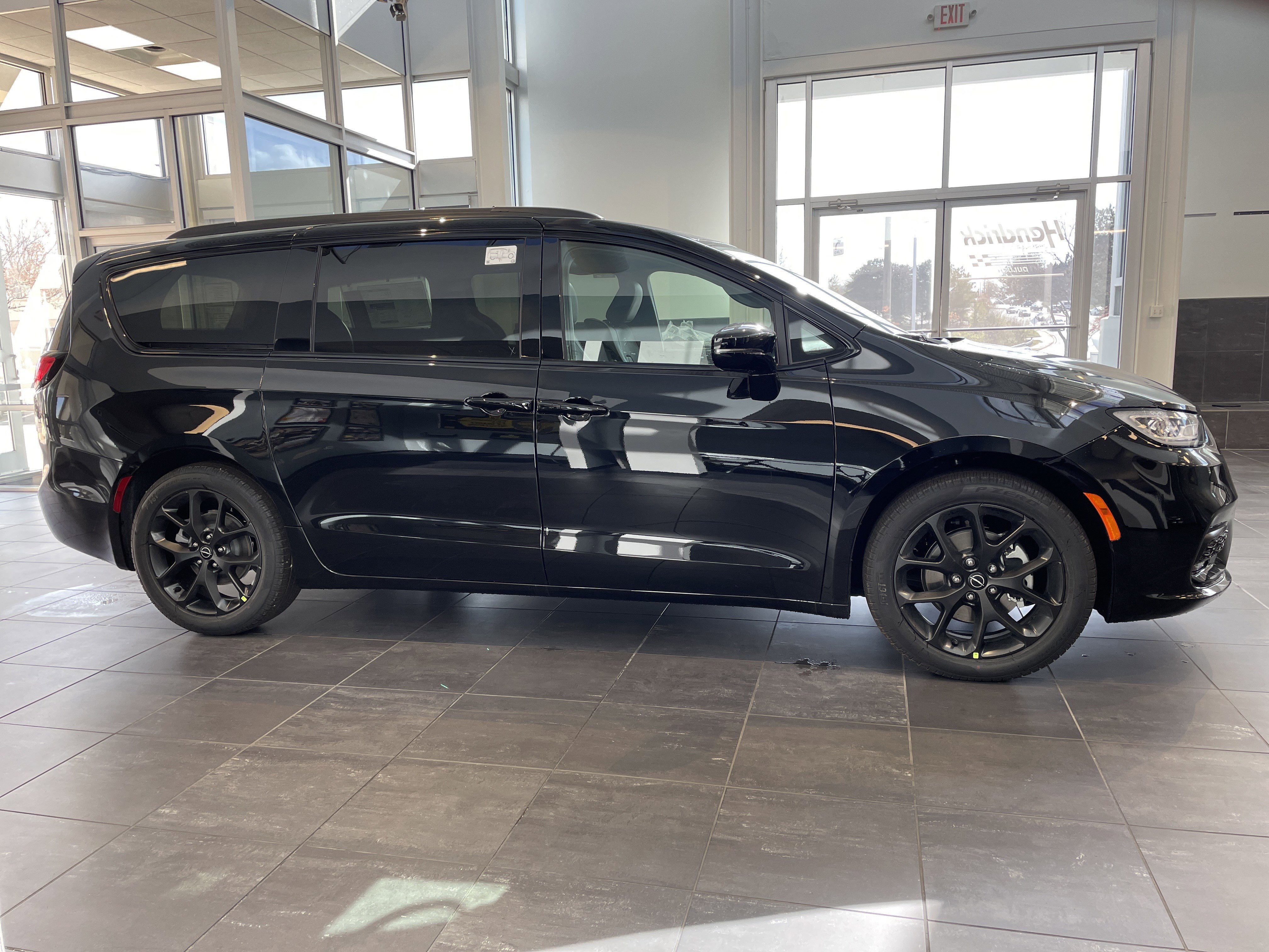 New 2026 Chrysler Pacifica Limited w/ Uconnect Theater Family Group FWD image 11
