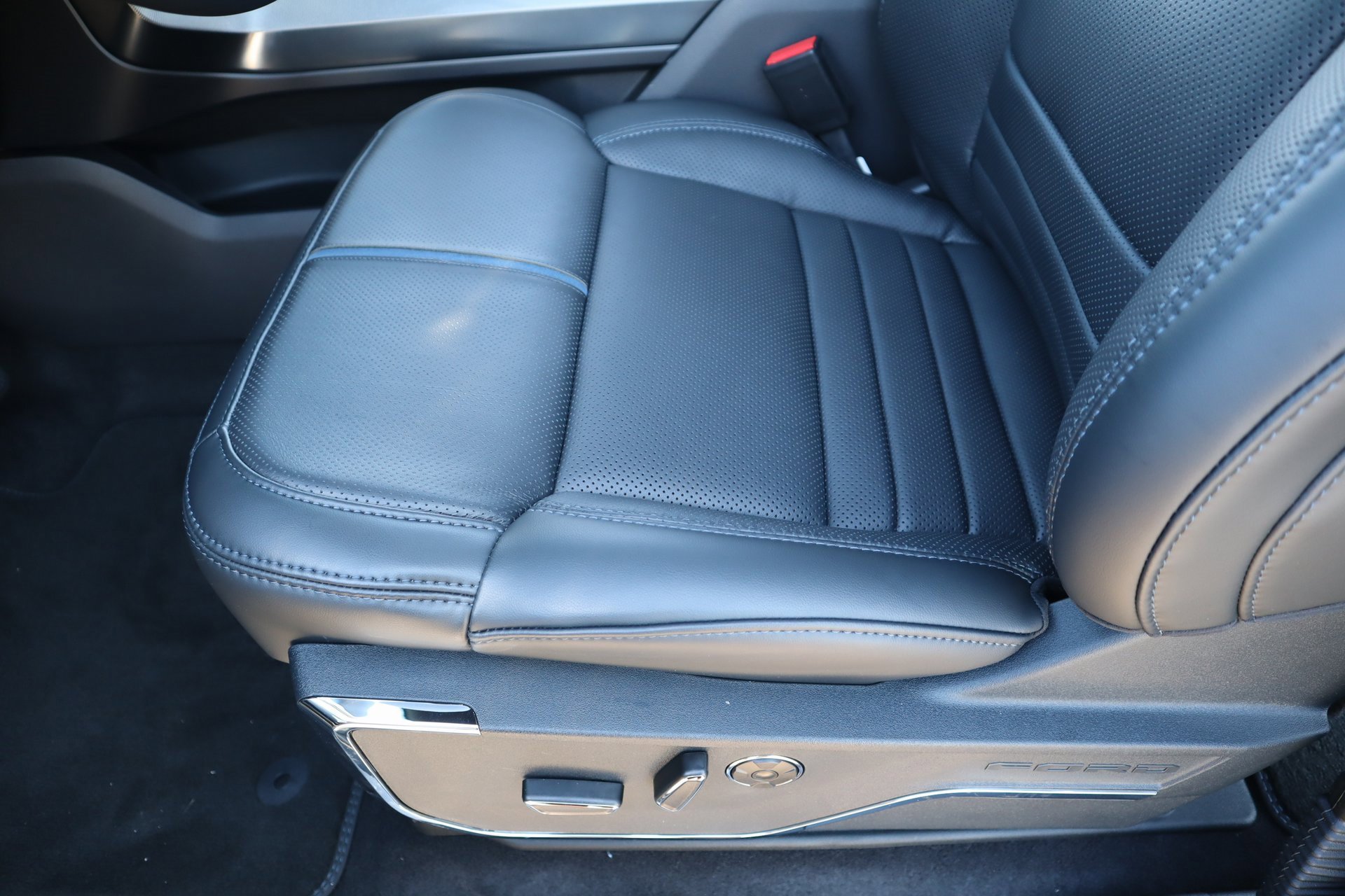 New 2025 Ford F150 Platinum w/ Equipment Group 702A High image 13