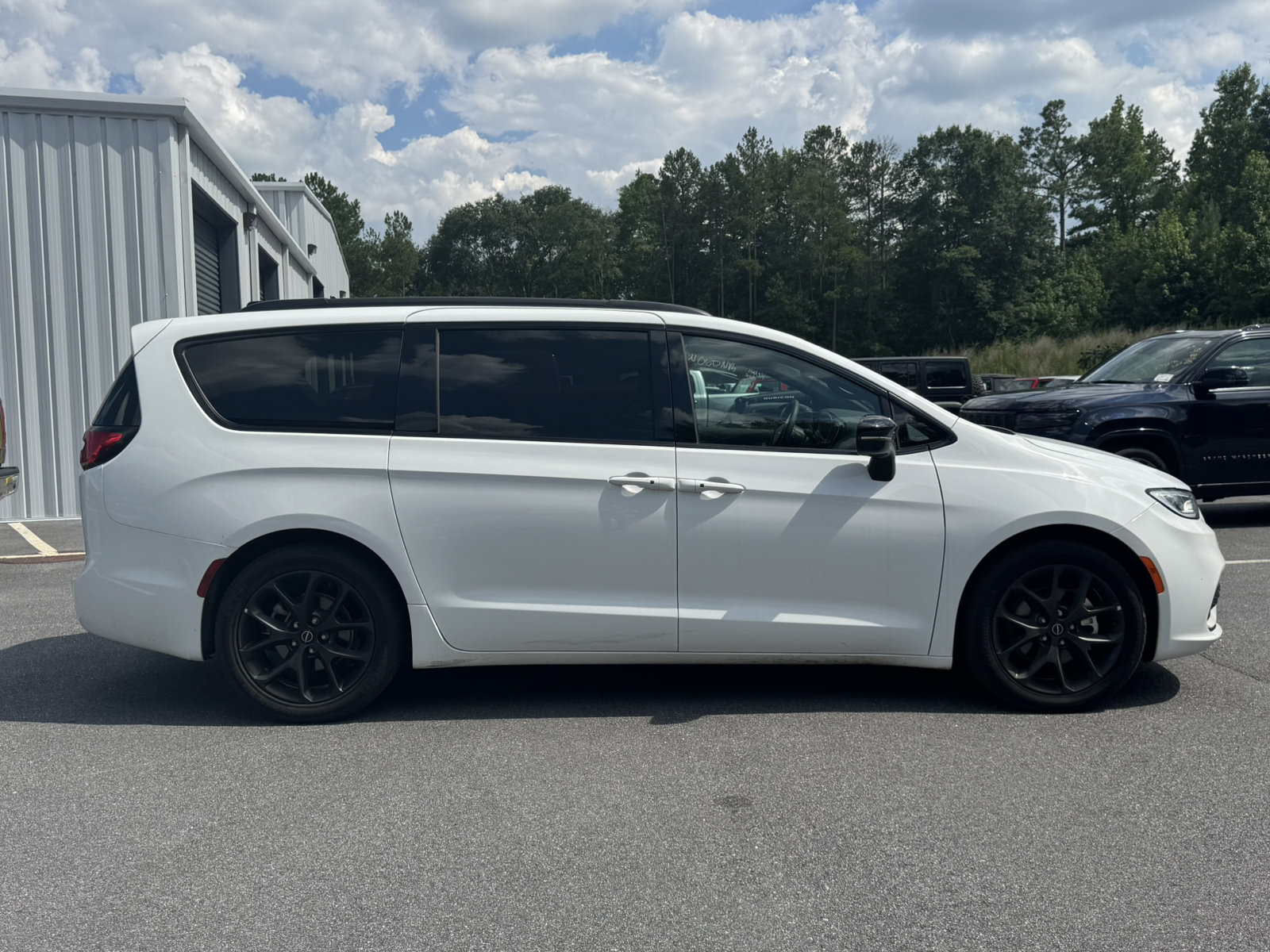 Used 2025 Chrysler Pacifica Limited FWD image 4