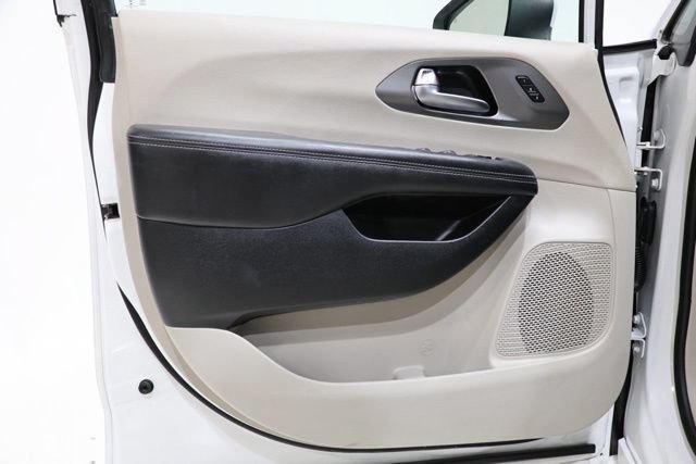 Used 2023 Chrysler Pacifica Touring-L FWD image 18