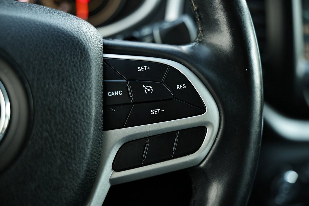 Used 2018 Jeep Cherokee Latitude Plus w/ Comfort/Convenience Group image 31