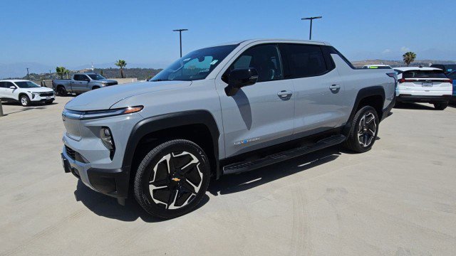 Used 2025 Chevrolet Silverado EV LT w/ LT Premium Package image 4