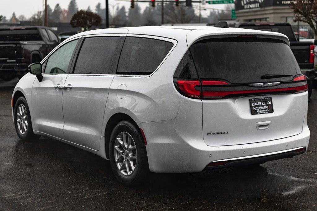 Used 2024 Chrysler Pacifica Touring-L image 10