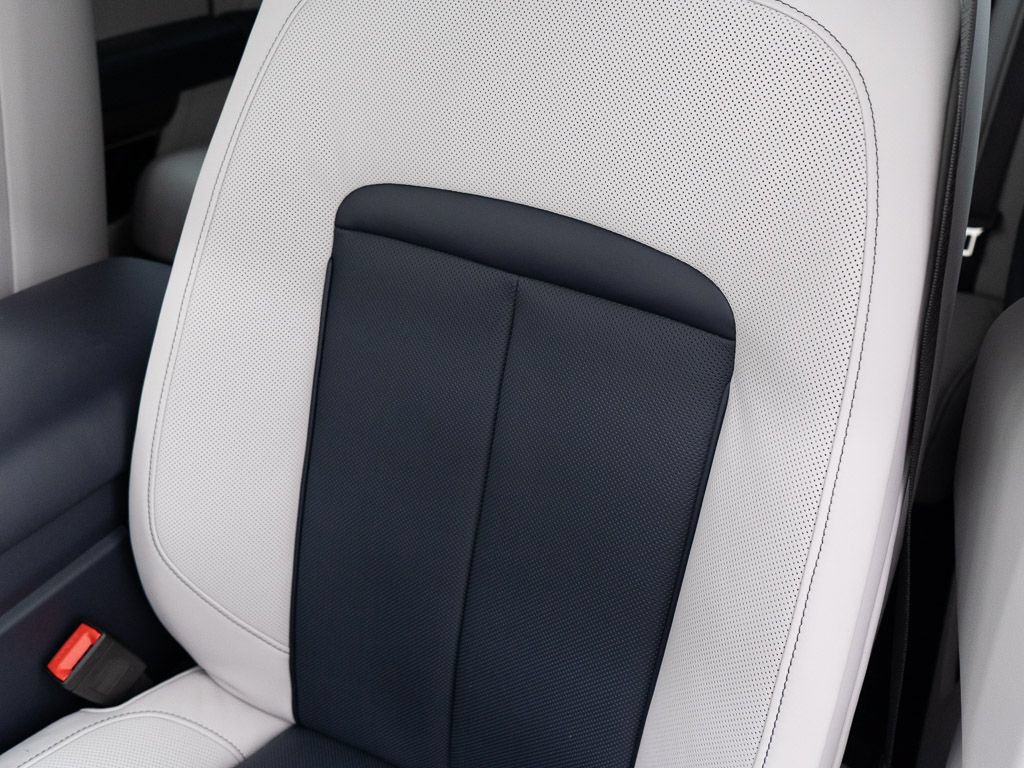 Used 2026 Rolls-Royce Cullinan AWD/4WD image 19