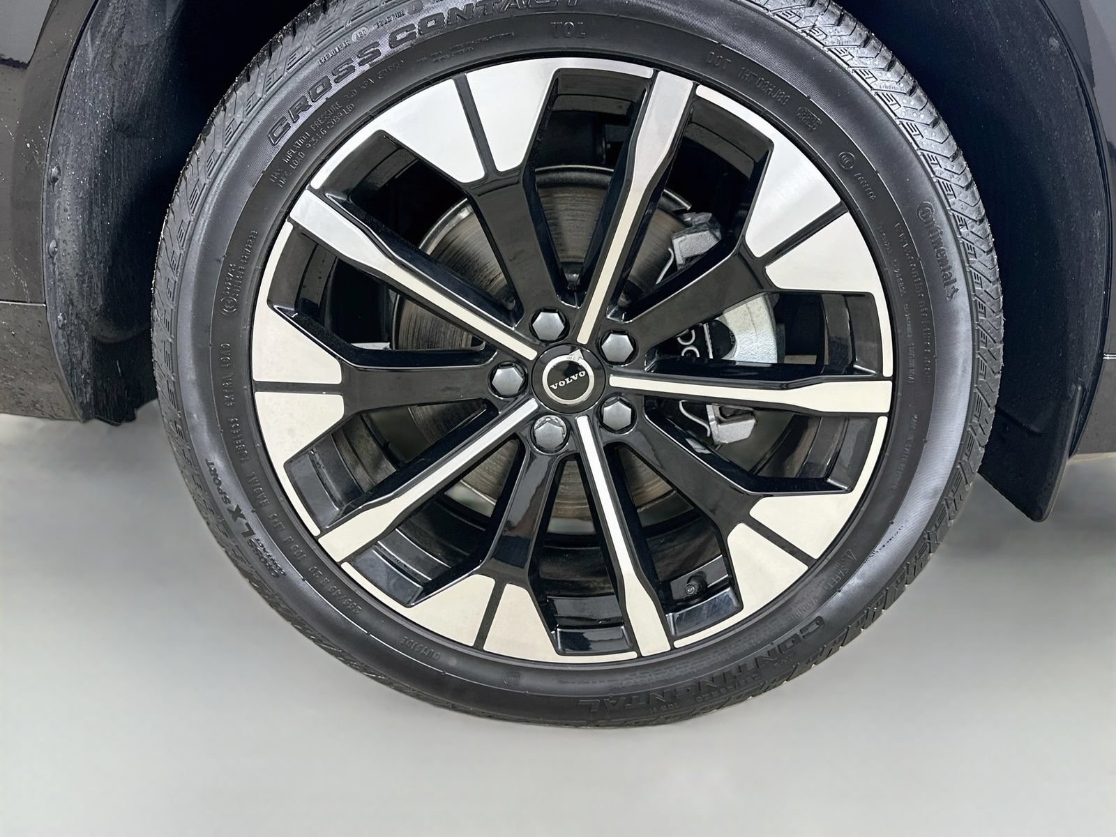 New 2026 Volvo XC60 B5 Plus w/ Protection Package Premier AWD/4WD image 10