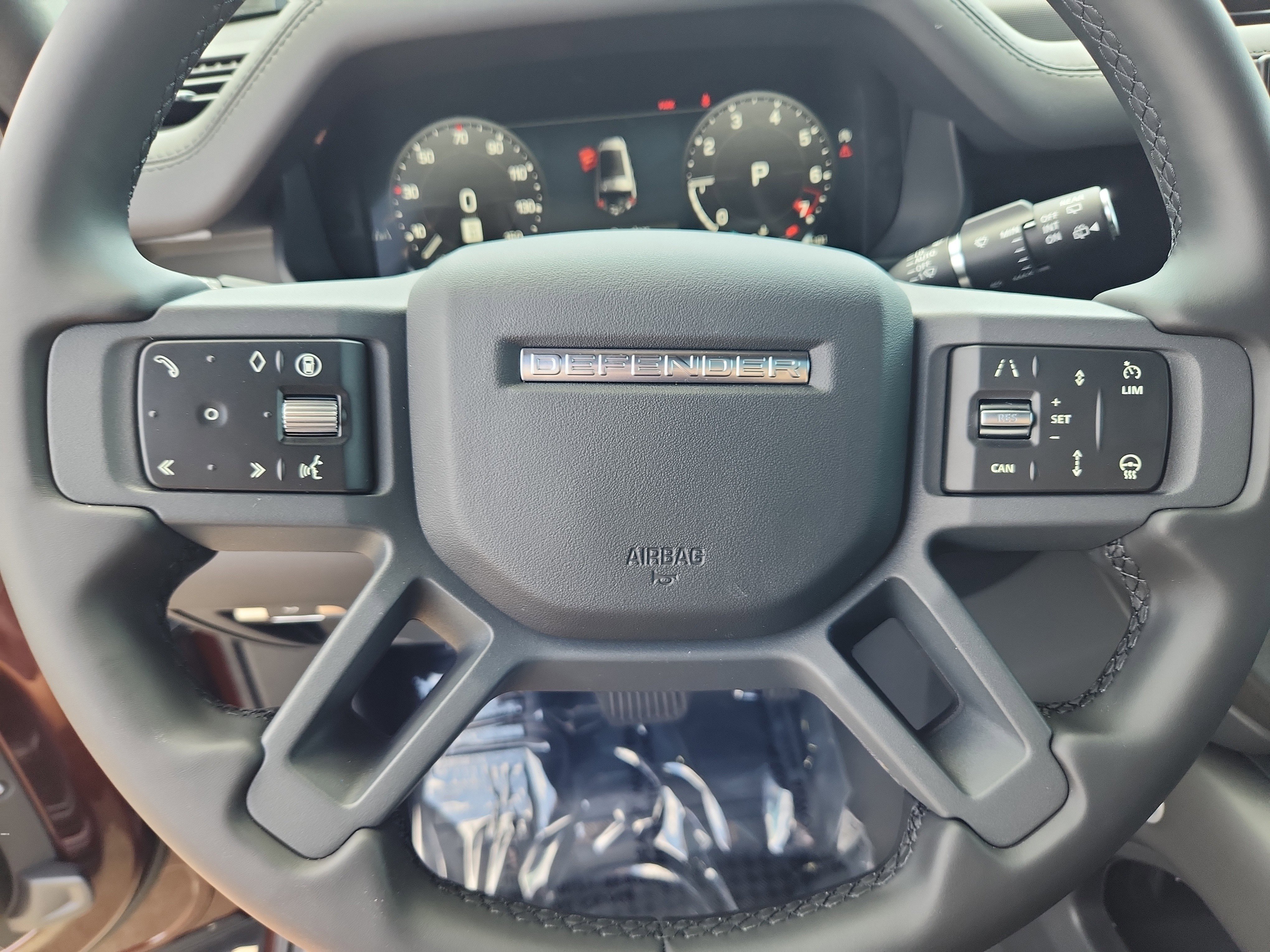 Used 2025 Land Rover Defender 130 X-Dynamic SE image 16