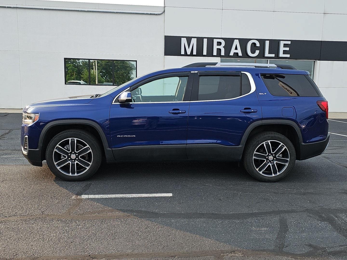 Used 2023 GMC Acadia SLT w/ Preferred Package AWD/4WD image 8