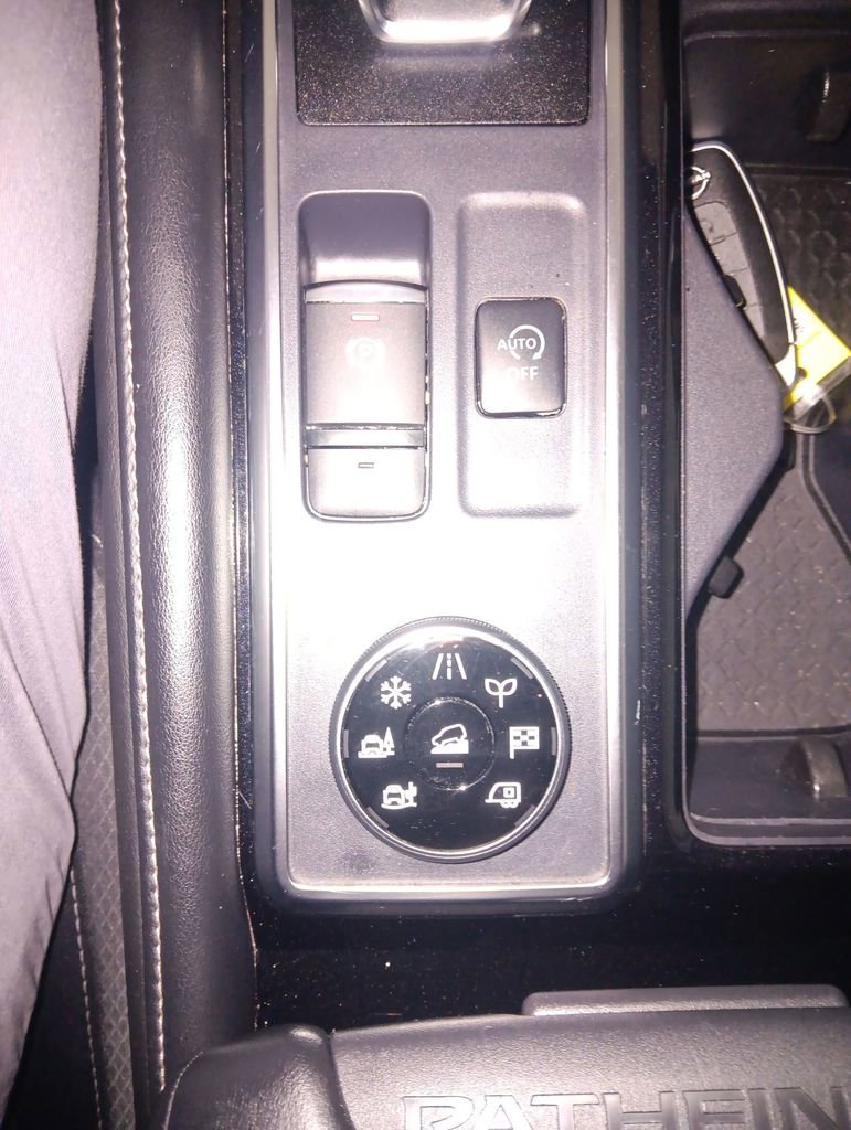 Used 2024 Nissan Pathfinder SV image 25