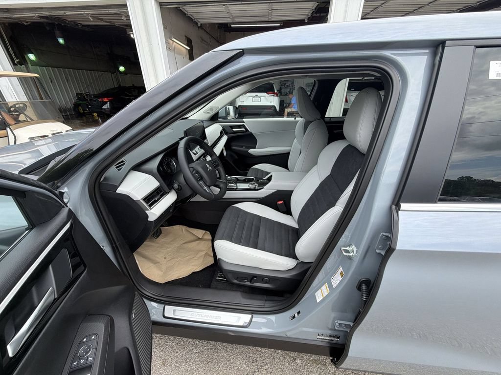 New 2026 Mitsubishi Outlander SE FWD image 11