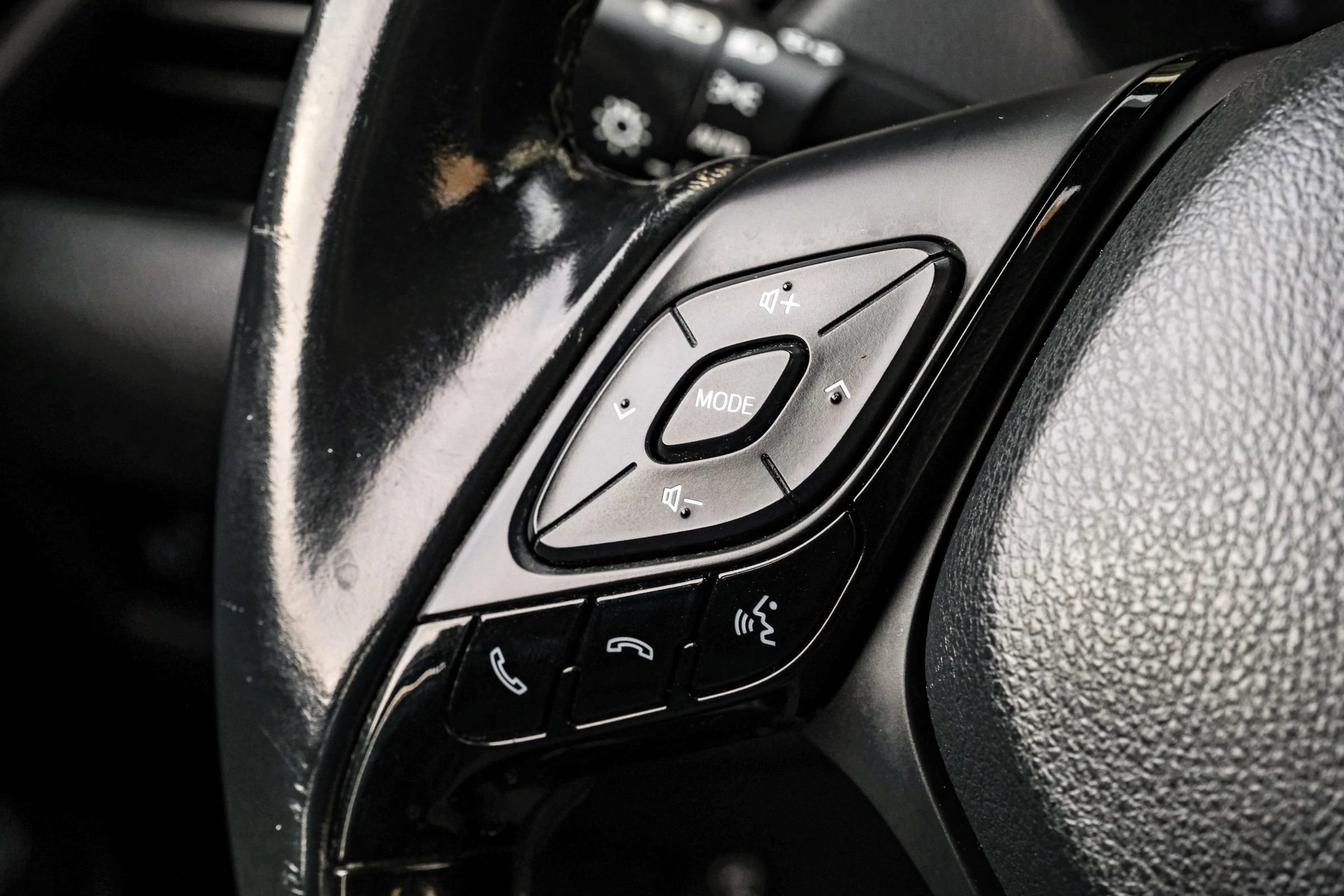 Used 2019 Toyota C-HR Limited image 15