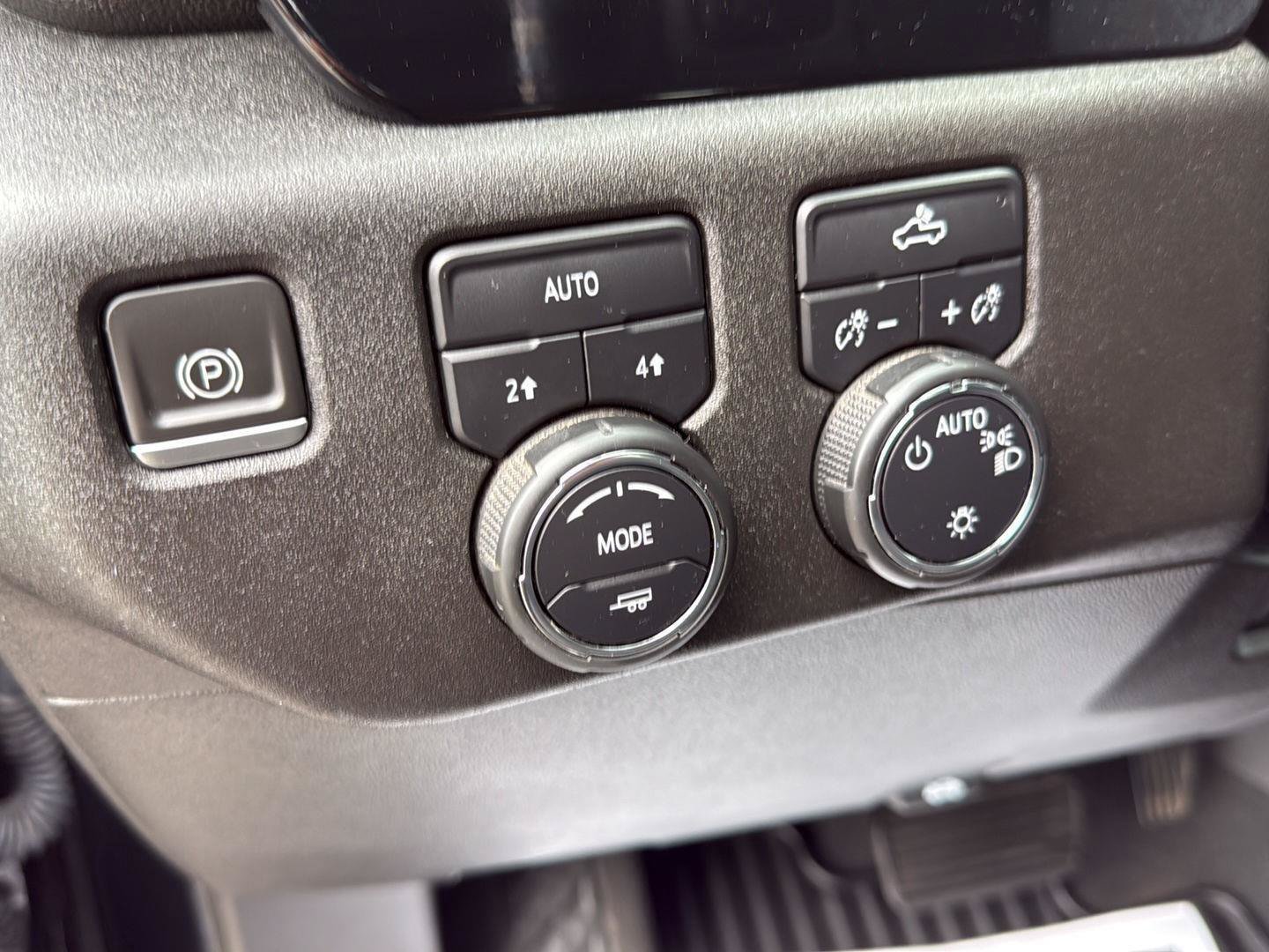 Used 2023 Chevrolet Silverado 1500 LT AWD/4WD image 10