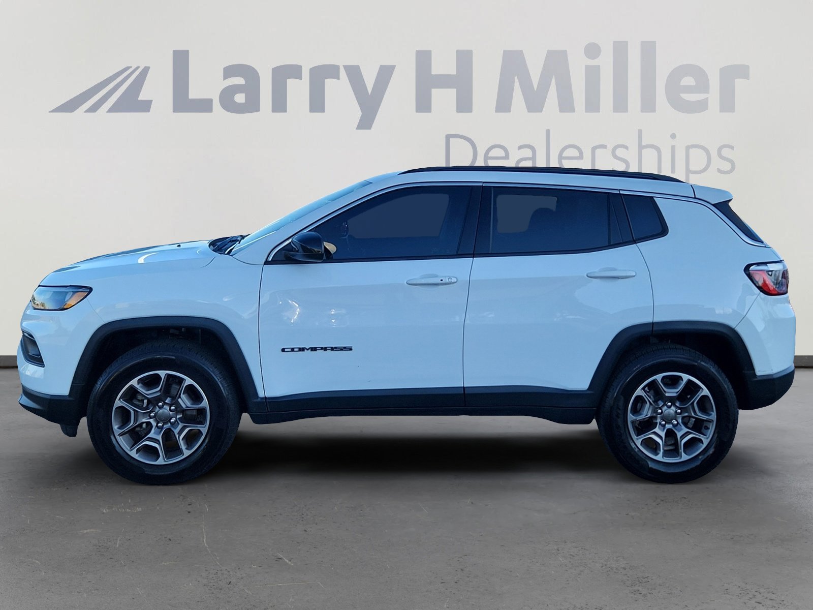 Used 2022 Jeep Compass Latitude image 3