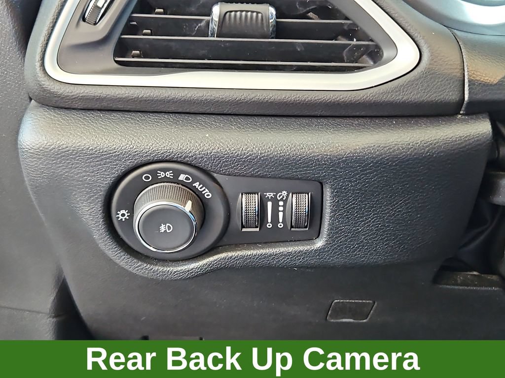 Used 2025 Chrysler Pacifica Select FWD image 15