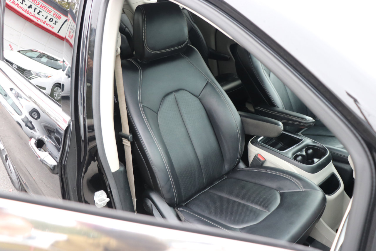 Used 2024 Chrysler Pacifica Limited image 16