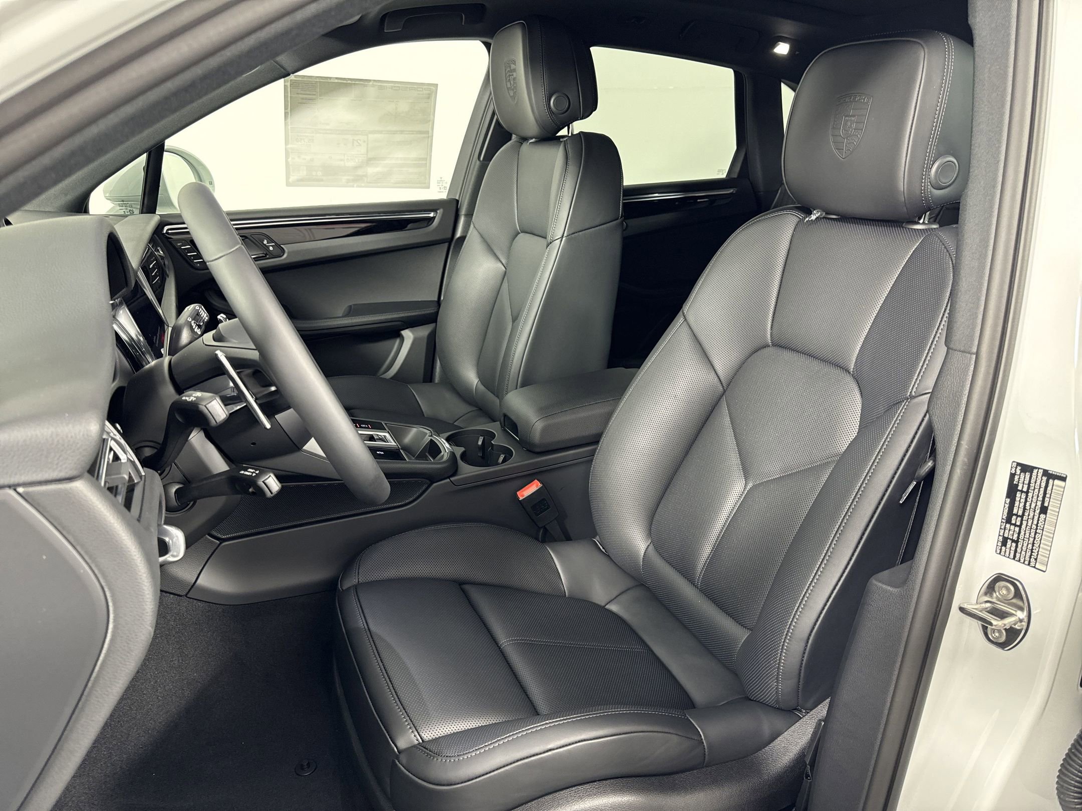 Certified 2025 Porsche Macan image 5