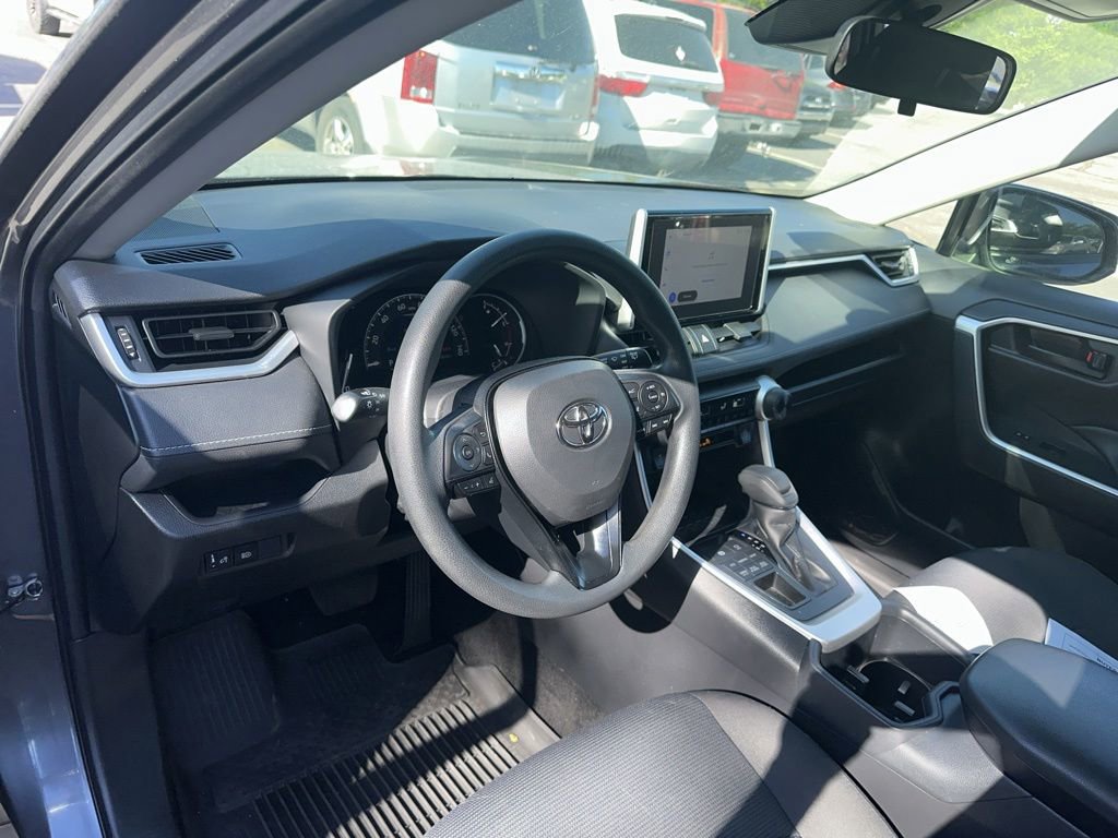 Used 2023 Toyota RAV4 LE AWD/4WD image 4