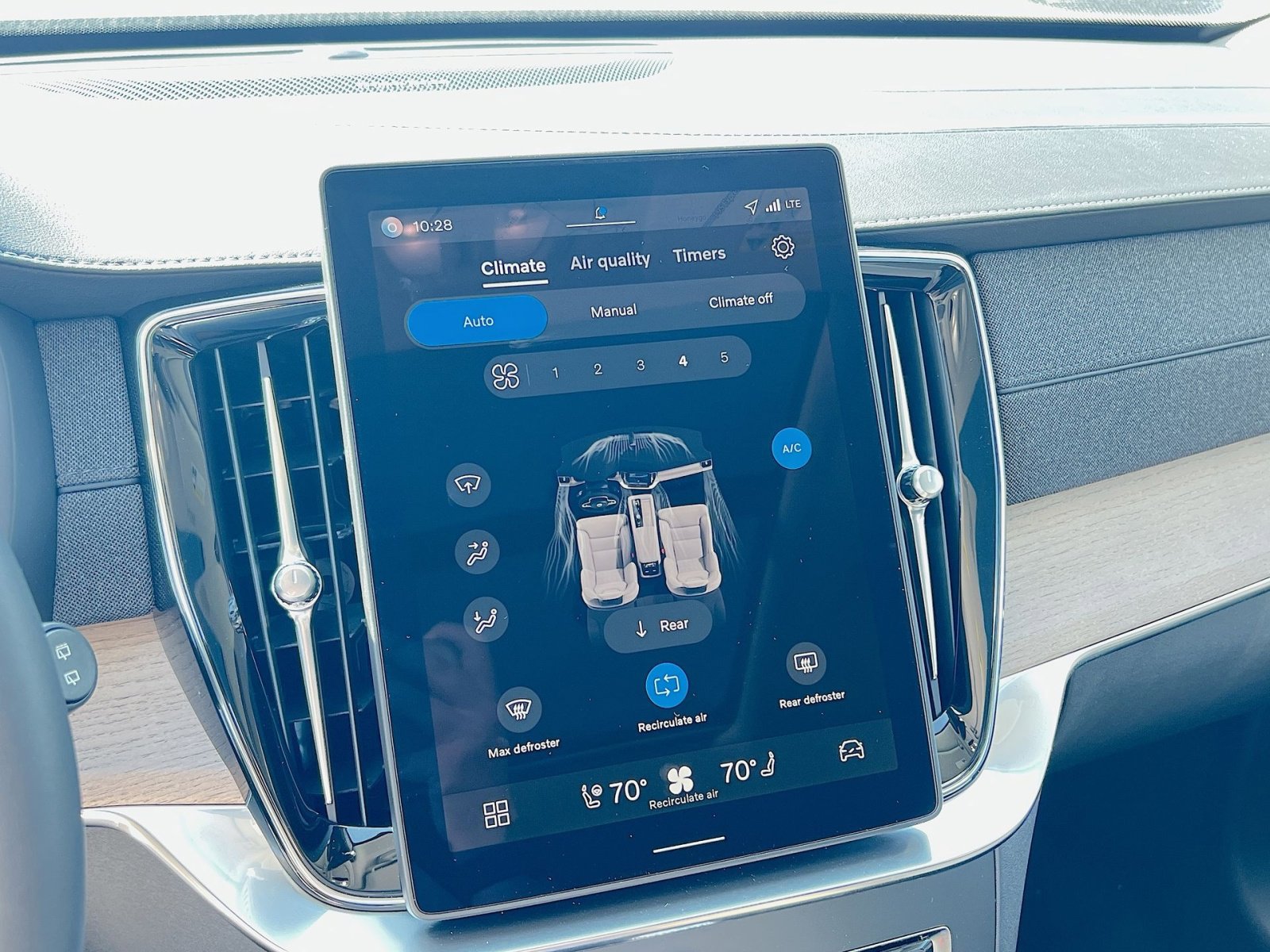 New 2026 Volvo XC90 B6 Plus w/ Protection Package Premier image 21