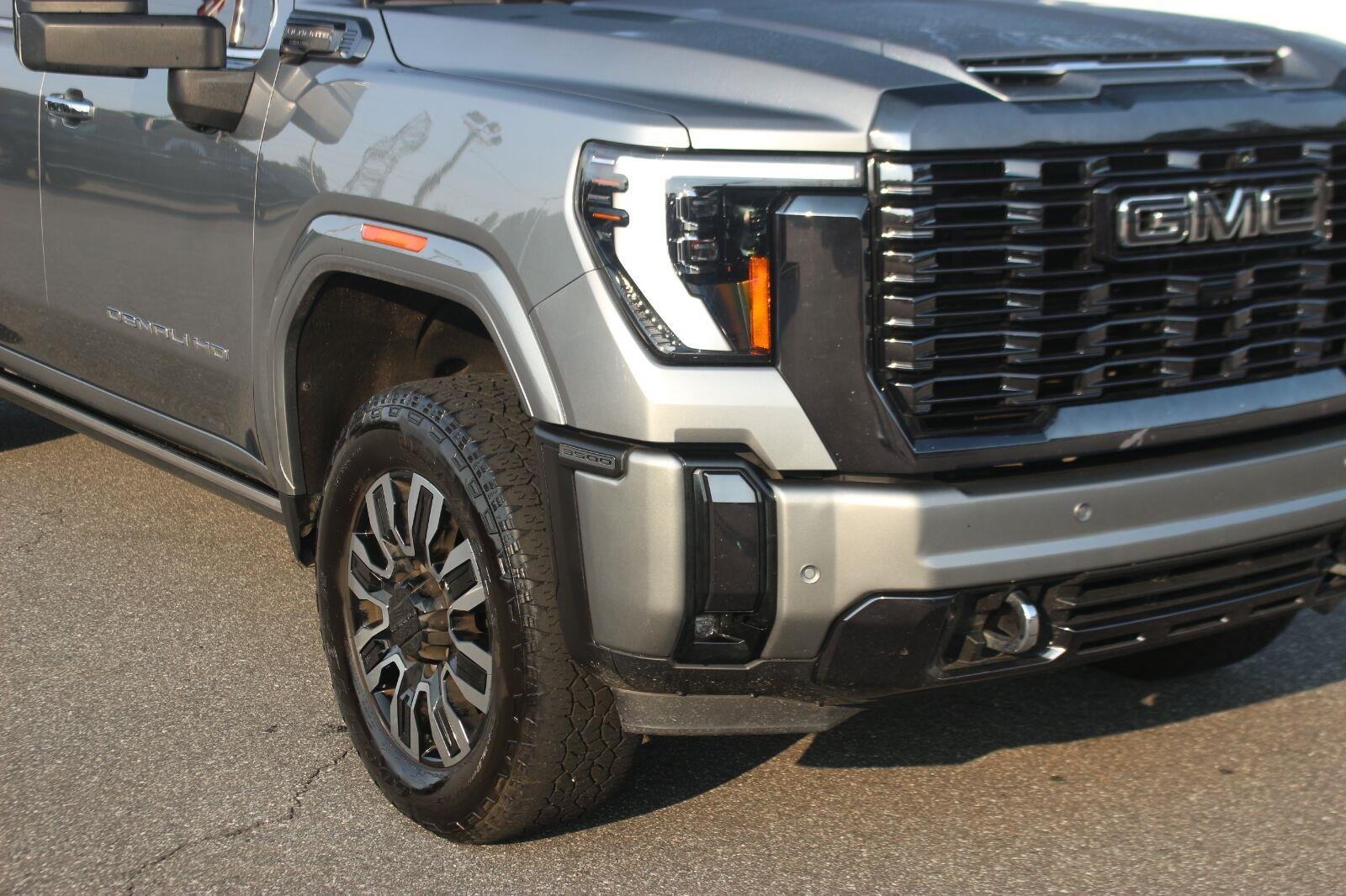 Used 2024 GMC Sierra 3500 Denali Ultimate AWD/4WD image 9